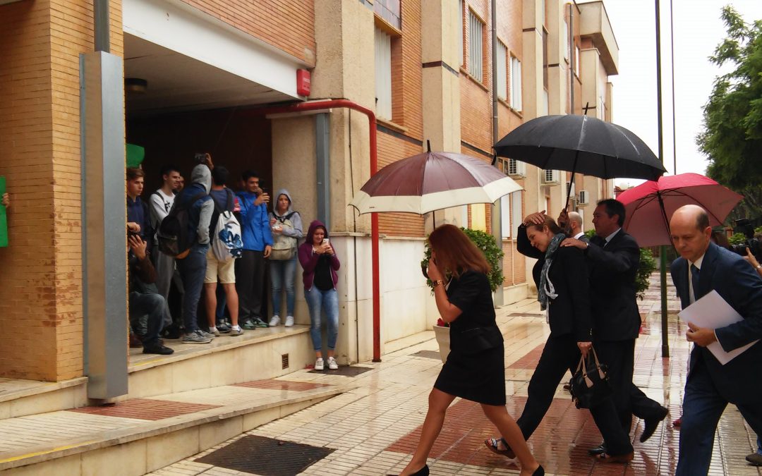 Acto de la Infanta Elena en un centro educativo de Sevilla: USTEA protesta contra los recortes en la Escuela Pública Andaluza