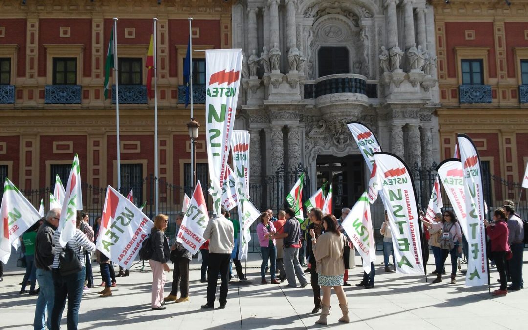 Fotos de la concentración en el Palacio de San Telmo para reclamar la paga extra