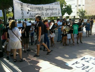 Sevilla: Concierto en la calle en protesta por la reducción de plazas en el conservatorio