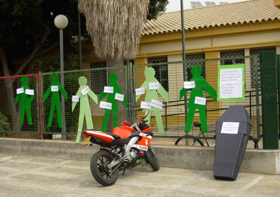 El IES Seritium, en Jerez recuerda a los que trabajaron, pero ahora han sido despedidos.