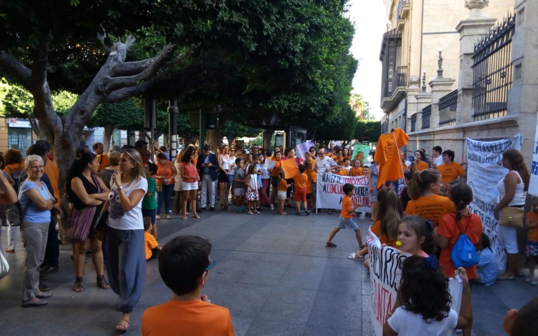 USTEA Almería se moviliza ante la privatización de los comedores escolares de la provincia