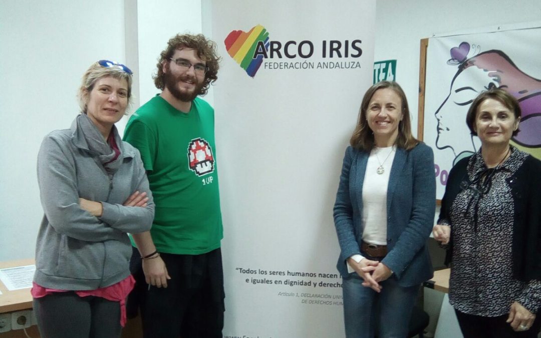 La exposición «Es Natural» de la asociación Arco Iris, que aborda la homosexualidad y la transexualidad en el reino animal se presenta en la sede de USTEA Almería