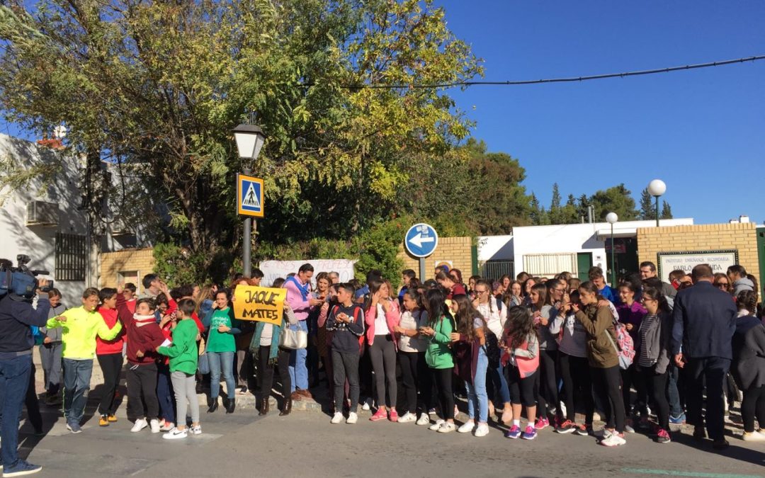 La movilización de las familias del IES Pablo Neruda fuerza a la administración a cubrir una  vacante de matemáticas, sin cubrir desde principio de curso