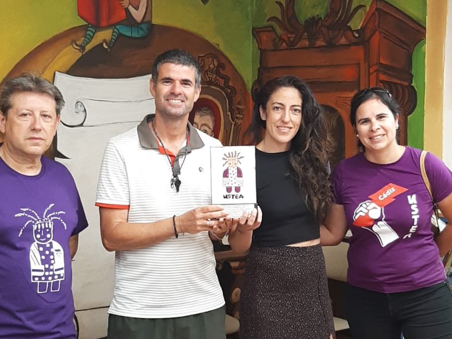 Entrega del premio a la foto ganadora del concurso «Las Caras Invisibles»